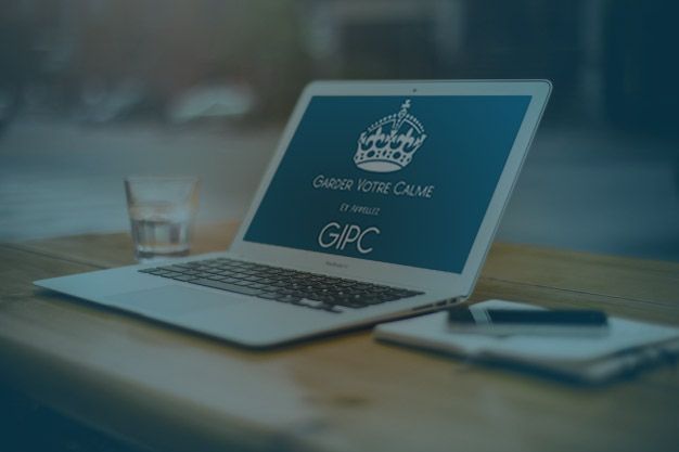 portable sur table affichant  slogan